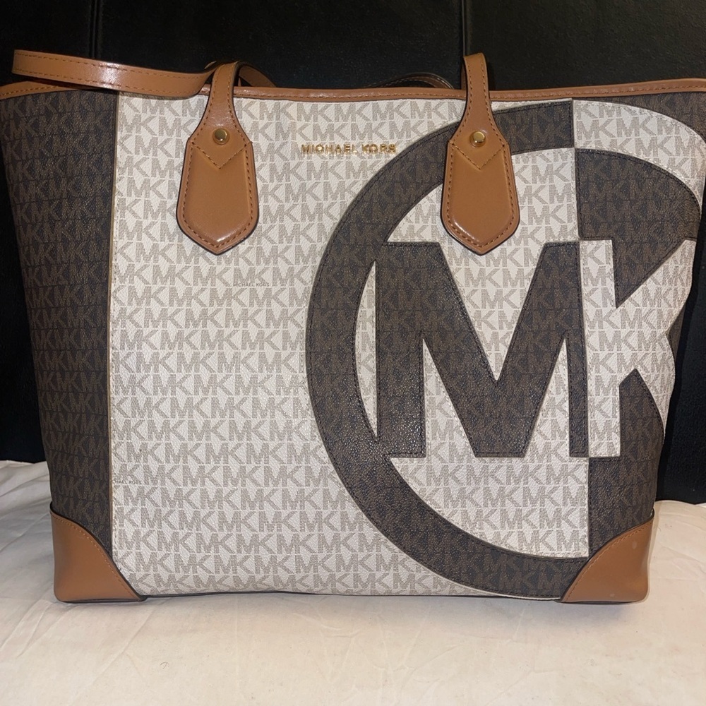 MICHAEL MICHAEL KORS
Eva Large Two-Tone Logo Tote Bag